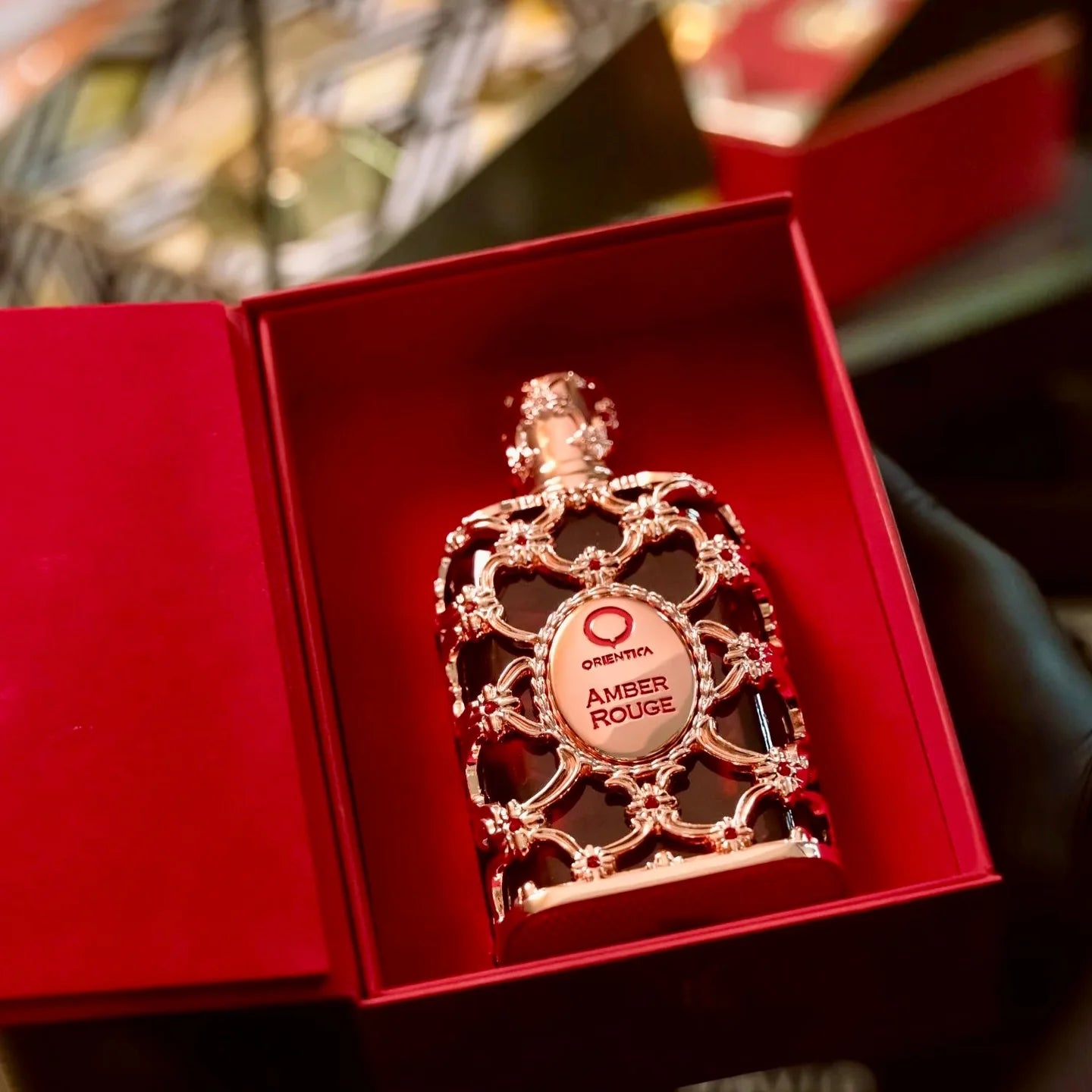 Orientica Luxury Collection Amber Rouge Eau de Parfum 2.7oz / 80ml – Boisé, Ambre, Safran, Praliné, Jasmin, Orange, Mousse de chêne, Algues marines – Parfum arabe pour femmes. Un cadeau de vacances parfait.
