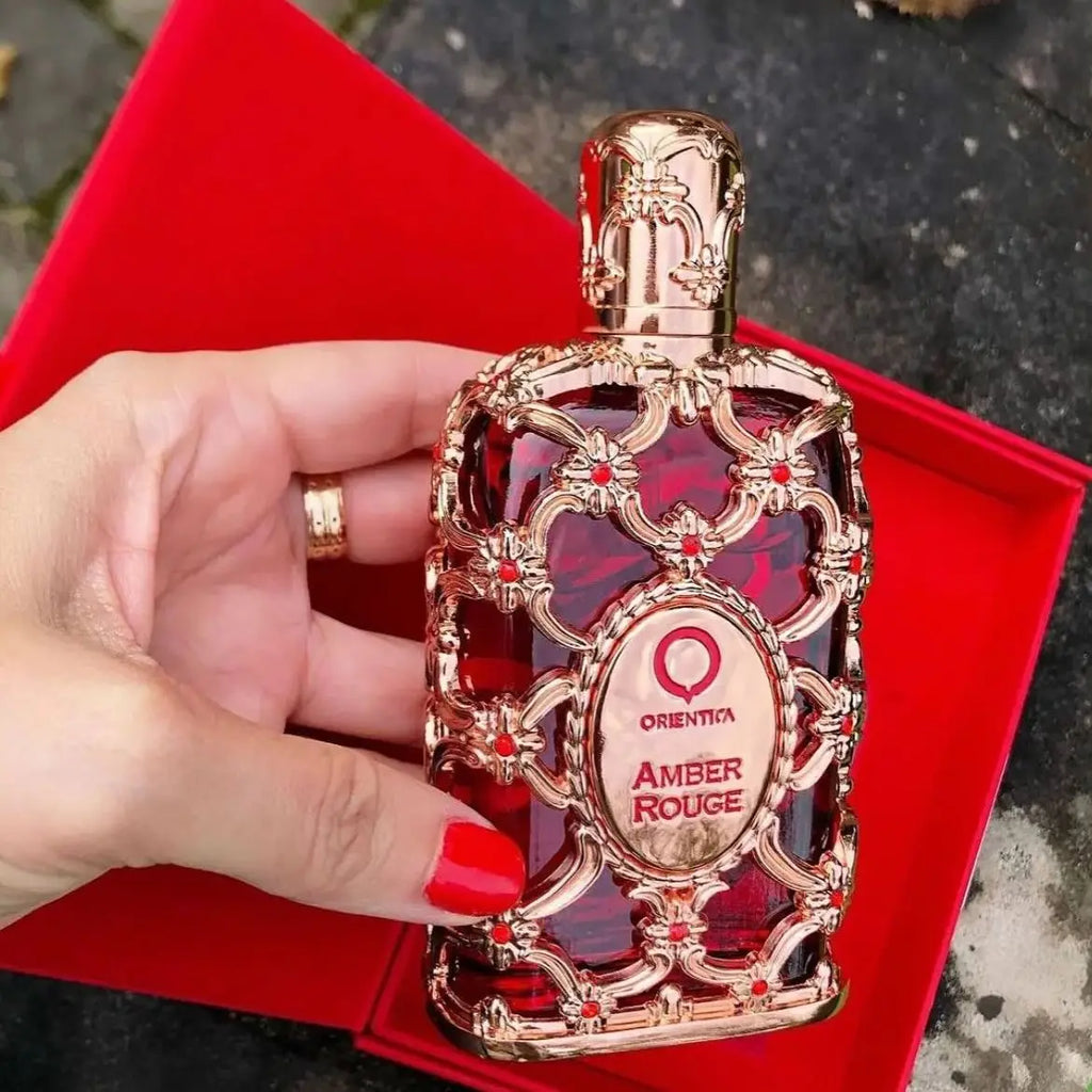 Orientica Luxury Collection Amber Rouge Eau de Parfum 2.7oz / 80ml – Boisé, Ambre, Safran, Praliné, Jasmin, Orange, Mousse de chêne, Algues marines – Parfum arabe pour femmes. Un cadeau de vacances parfait.